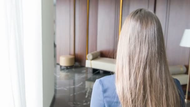 Mladá Sebevědomá žena nosí černou halenku, jít zpátky rovně na rozhovor o nové zaměstnání — Stock video