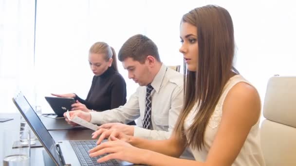 Reunião de trabalho na sala de conferências — Vídeo de Stock