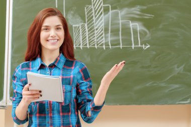 Öğrenciler grafikler bir tahtaya koy.