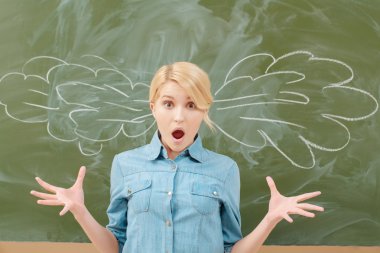 Arka plan üzerinde çizim bir tebeşir ile öğrenci