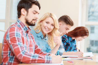 öğrencisi parmak gösterir