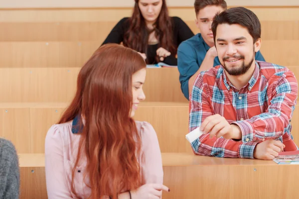 Studentów przechodzi notatkę — Zdjęcie stockowe