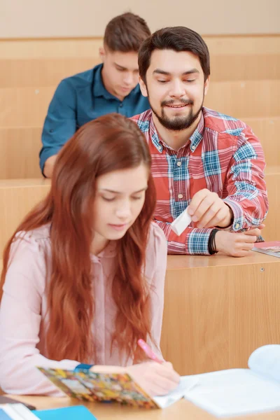 学生がメモを渡す — ストック写真