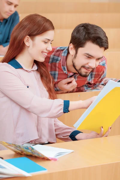 Les étudiants interagissent en classe — Photo