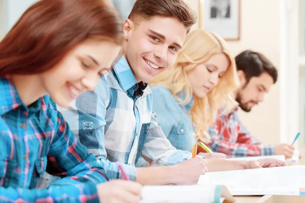 Étudiants en classe — Photo