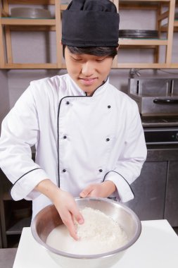 Aşçı pirinç yıkar