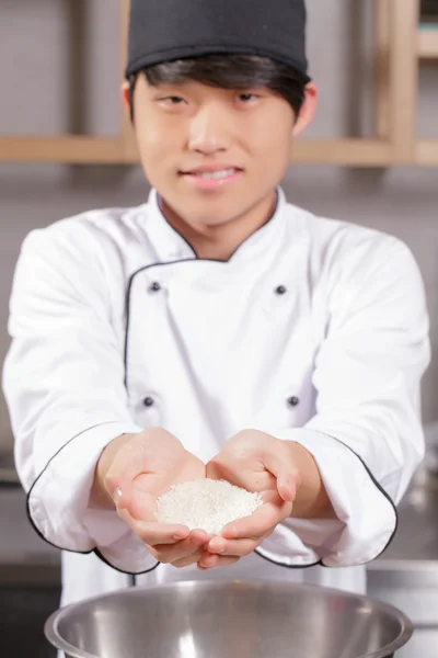 Sushi chef cooks rice — Stock Photo, Image