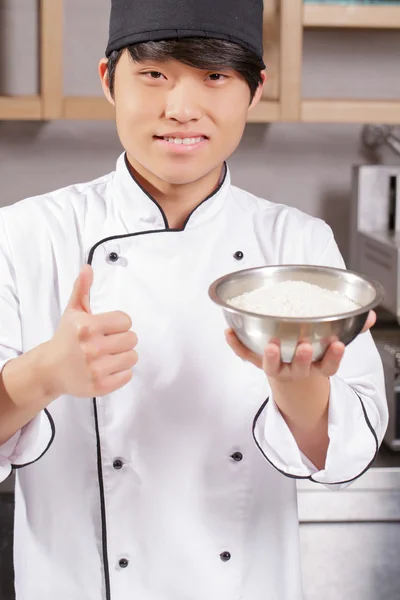 Sushi chef kookt rijst — Stockfoto