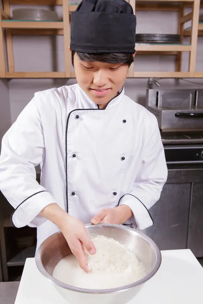 Cook washes rice — Stock Photo, Image