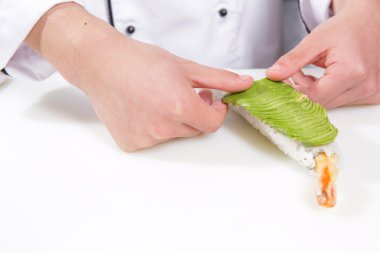 Cook avokado suşi roll üzerine koyar.