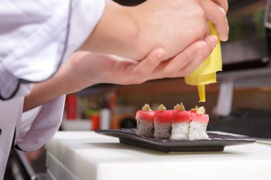 Suşi yemek sosu dökülen