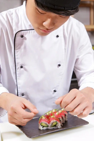 Sushi cocinero vierte salsa —  Fotos de Stock