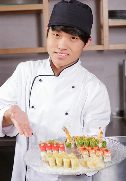 Cook shows a sushi set — Stock Photo, Image