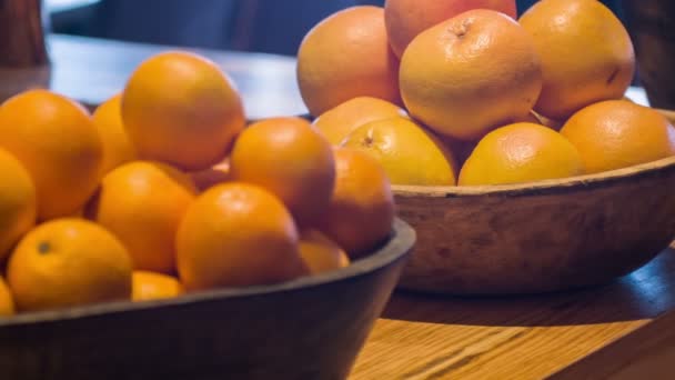 Enfoque selectivo en naranjas frescas — Vídeos de Stock