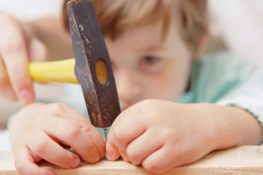 Küçük çocuk çekiç kullanır