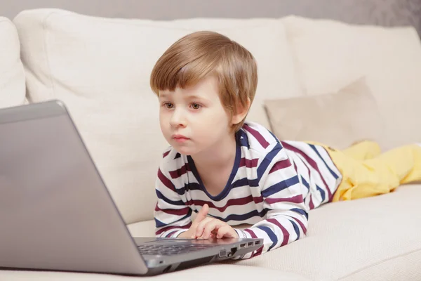 Boy pomocí počítače — Stock fotografie