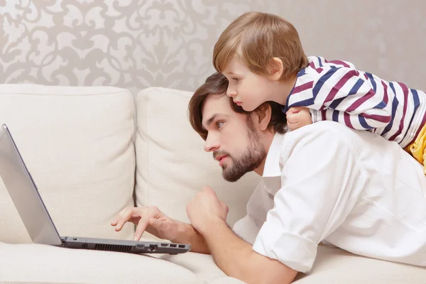 Muž a chlapec použít laptop — Stock fotografie
