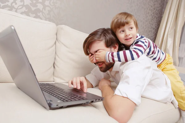Mężczyzna i chłopiec korzystać z laptopa — Zdjęcie stockowe