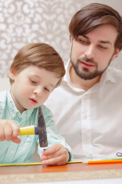 Padre e hijo con martillo —  Fotos de Stock