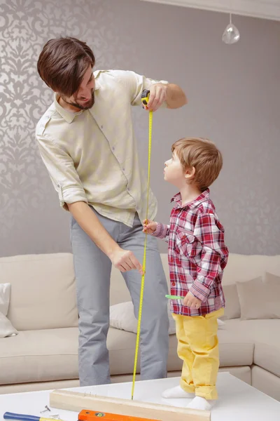 Father tracks height of his son — Stock Photo, Image