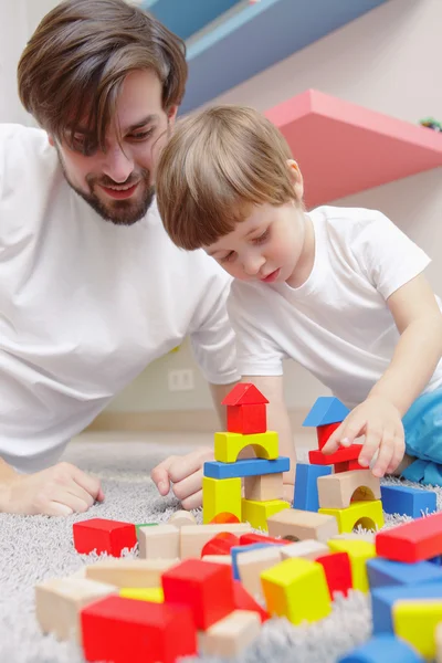 Father and son play together — Stock Photo, Image