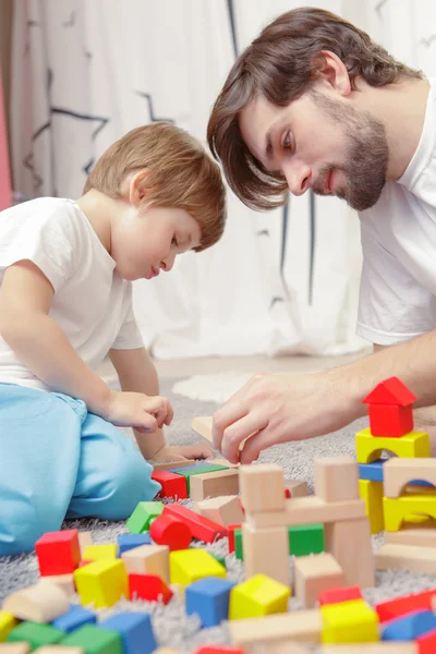 Baba ve oğul birlikte oynuyorlar. — Stok fotoğraf