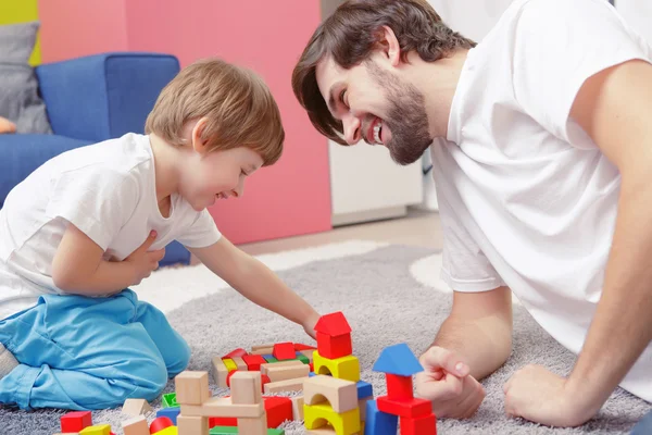 Padre e hijo juegan juntos —  Fotos de Stock