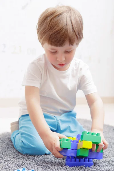 Junge spielt mit Bausatz — Stockfoto