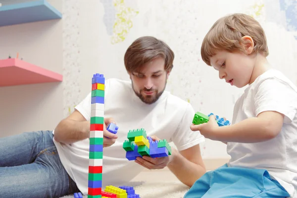 Father and son play with building kit — Stock Photo, Image