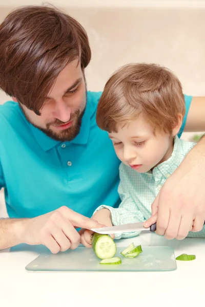 Padre cocina con su hijo — Foto de Stock