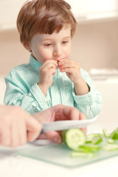 Boy eats cucumber — Stock Photo, Image