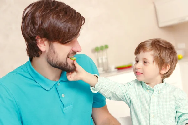 Pai e filho na cozinha — Fotografia de Stock