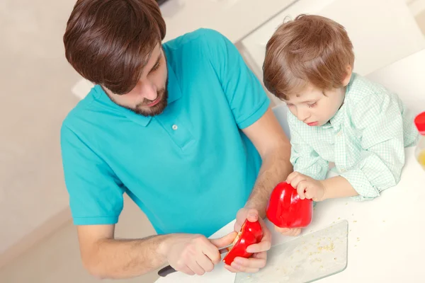 Padre e figlio cucinano pepe — Foto Stock