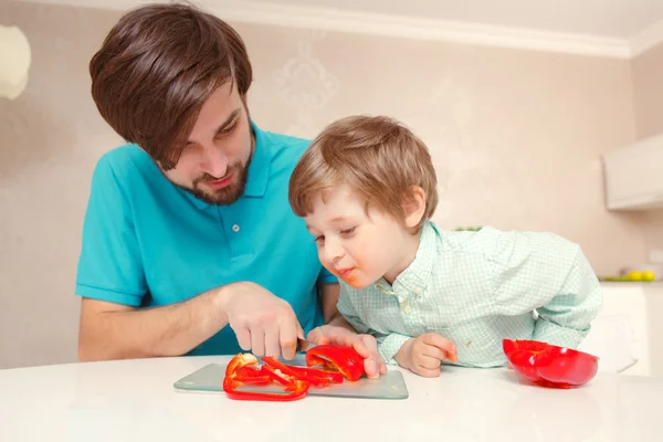 Padre e hijo cocinan pimienta — Foto de Stock