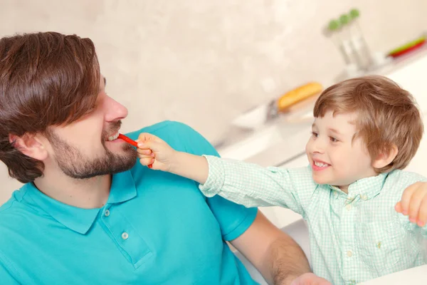 Father and son cook pepper — Stock Photo, Image