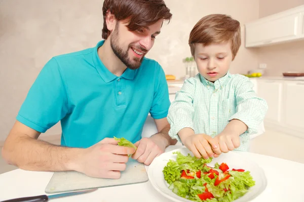 Vater und Sohn kochen Salat — Stockfoto