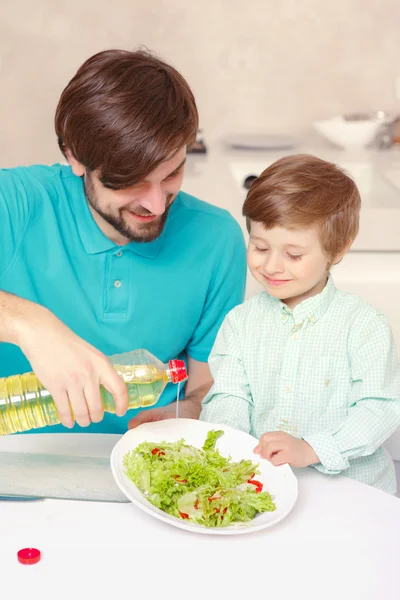 Padre e hijo hacen aderezo de ensalada —  Fotos de Stock