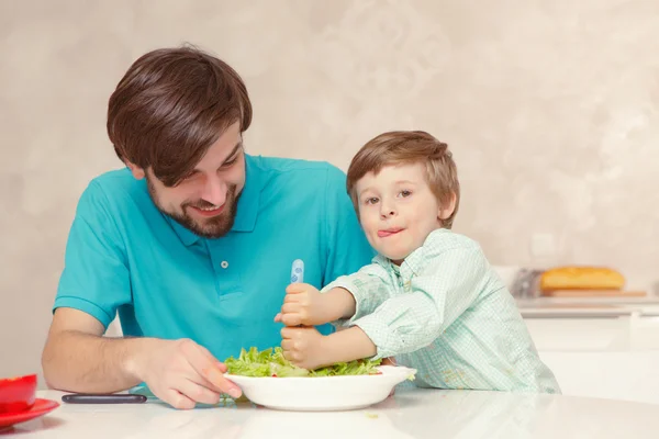 Baba ve oğul salata sosu yapmak — Stok fotoğraf