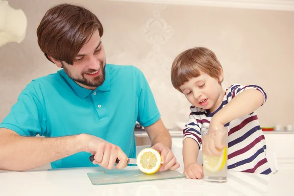 父亲和儿子做成柠檬水 — 图库照片