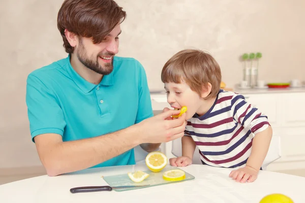 Vater und Sohn machen Limonade — Stockfoto