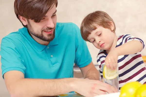 Father and son make lemonade — Stock Photo, Image