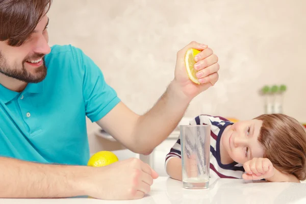 Baba ve oğul limonata yapmak — Stok fotoğraf