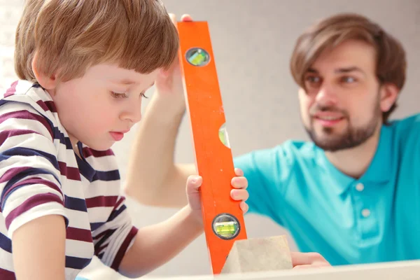 Father and son play with a building kit — Stock Photo, Image