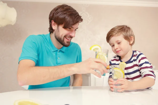 Padre e hijo beben limonada — Foto de Stock