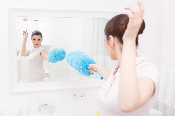 Lady acting like fences with epee — Stock Photo, Image