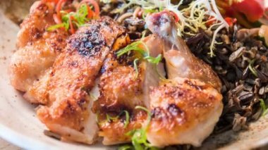 Hazırlanan ızgara tavuk yeşillik ile dekore edilmiştir.