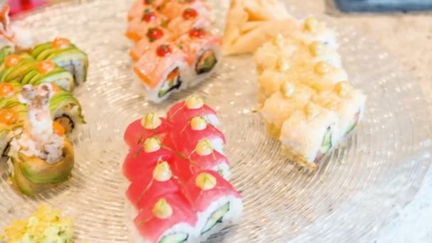 Pescado a la parrilla y apetitosos rollos de sushi — Vídeo de stock