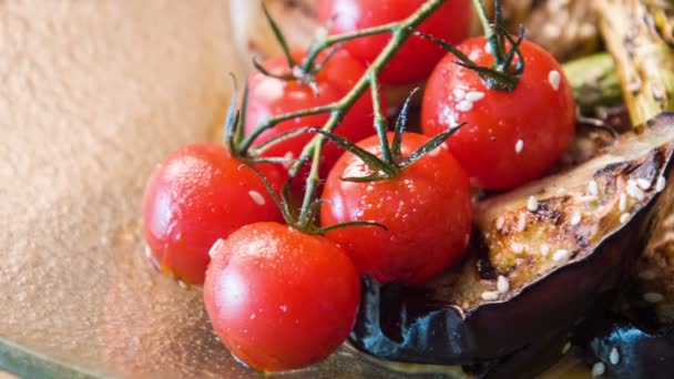 Grillade tomater, paprika och aubergine — Stockvideo