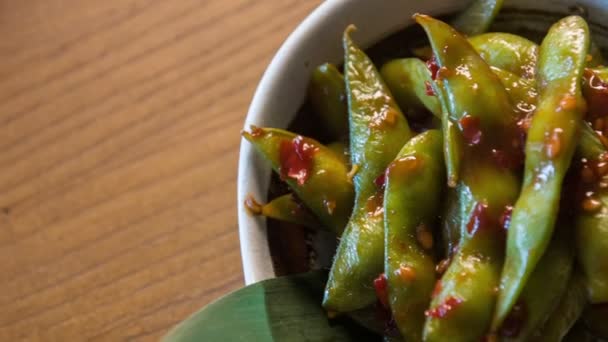 Plato compuesto de frijoles con salsa — Vídeos de Stock