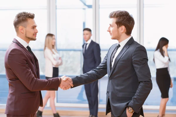 Young business men shaking hands — Stock Photo, Image